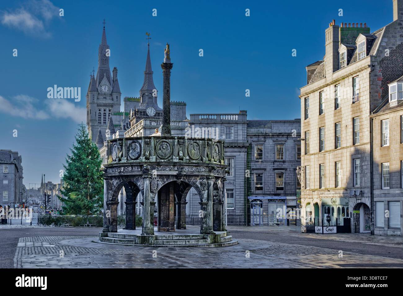 Aberdeen Écosse Castlegate les tours de l'horloge de l'arbre de Noël et Mercat Cross Banque D'Images