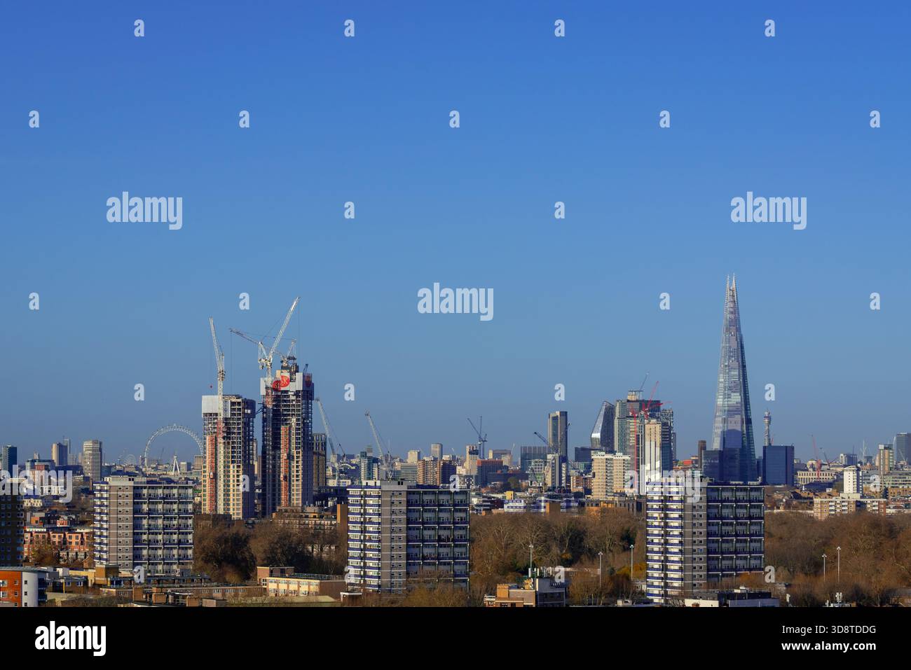 Londres, Royaume-Uni. 2 décembre 2025. La construction des blocs de tours S&T (tours de gauche) se poursuit. John Sisk & son (Sisk) a été chargé par Greystar Real Estate Partners, LLC (« Greystar ») de livrer deux bâtiments clés situés sur le site de l’ancienne biscuiterie de Bermondsey, au sud de Londres, d’une valeur de 181 millions de livres sterling Crédit : Guy Corbishley/Alamy Live News Banque D'Images