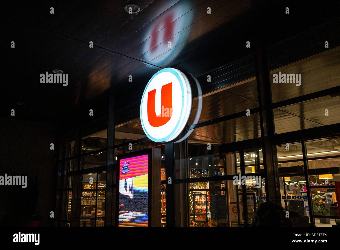 Vue du panneau lumineux Super U de nuit à bonne en haute-Savoie en Auvergne-Rhône-Alpes en France le 5 janvier 2024. Le signe est bien visible di Banque D'Images