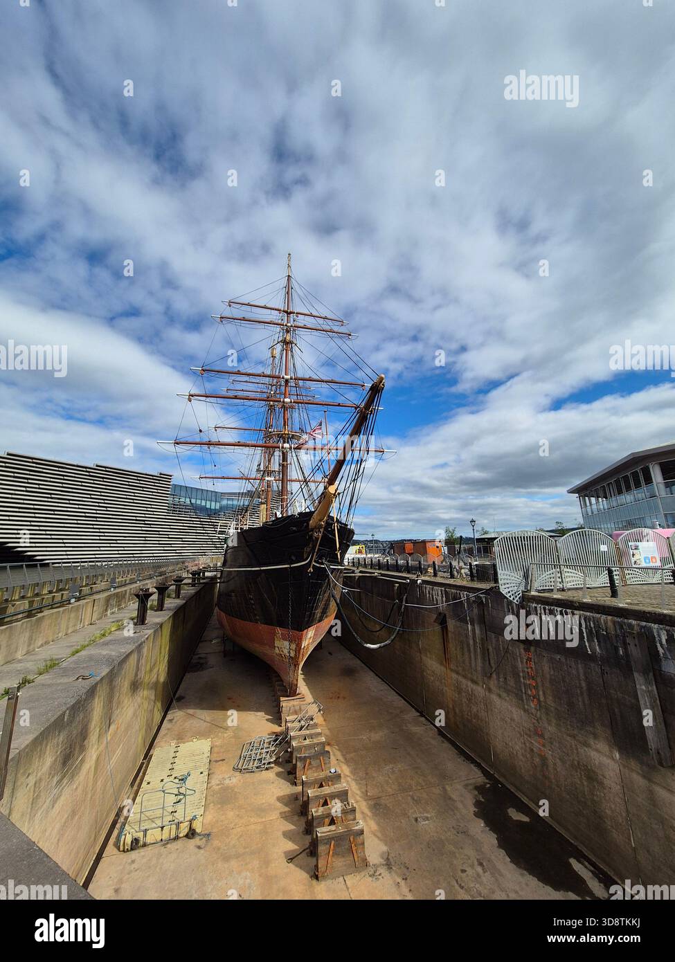 V&A Museum et RRS Discovery, Dundee, Écosse. RRS Discovery dans une cale sèche construite sur mesure à côté de V&A Dundee Banque D'Images