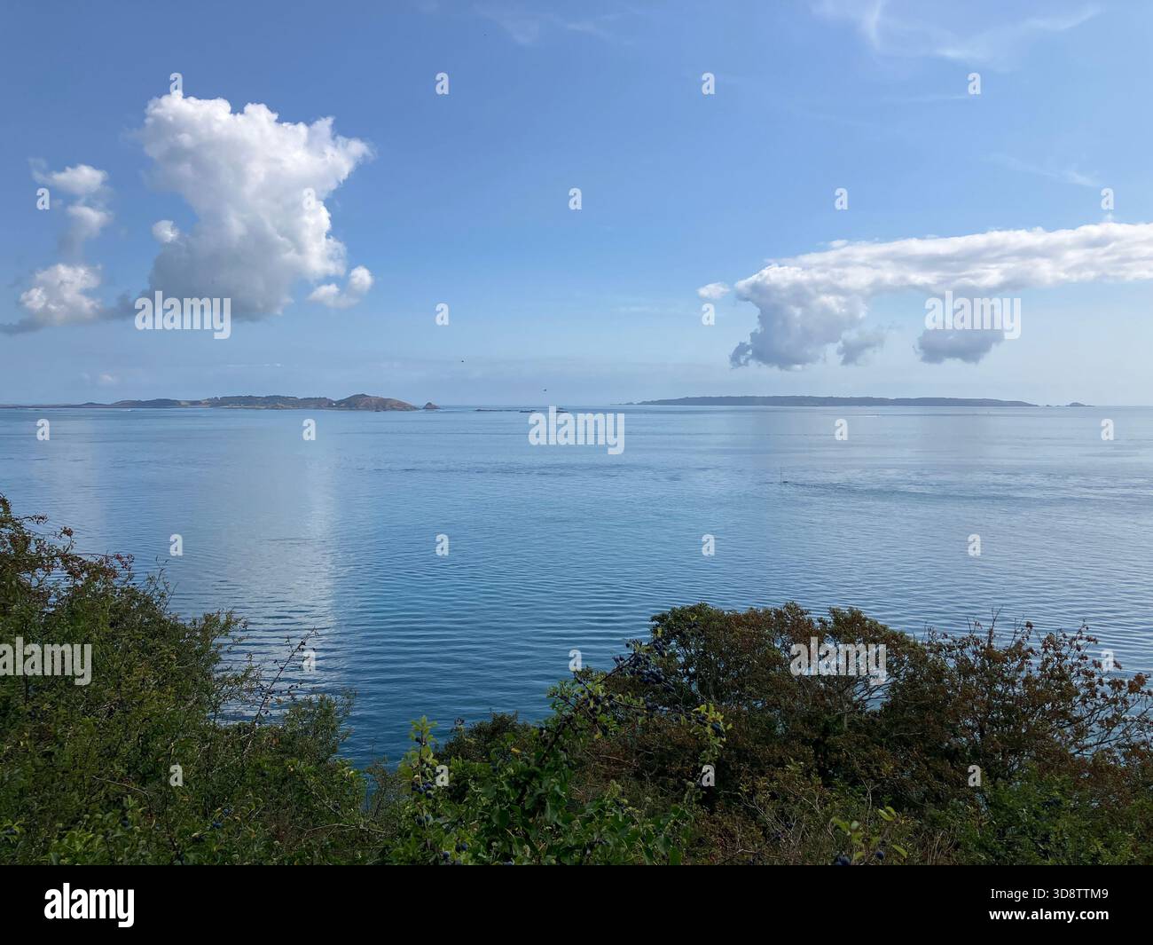Îles anglo-normandes britanniques. Guernesey. Vue côtière des îles Herm et Sark. Banque D'Images