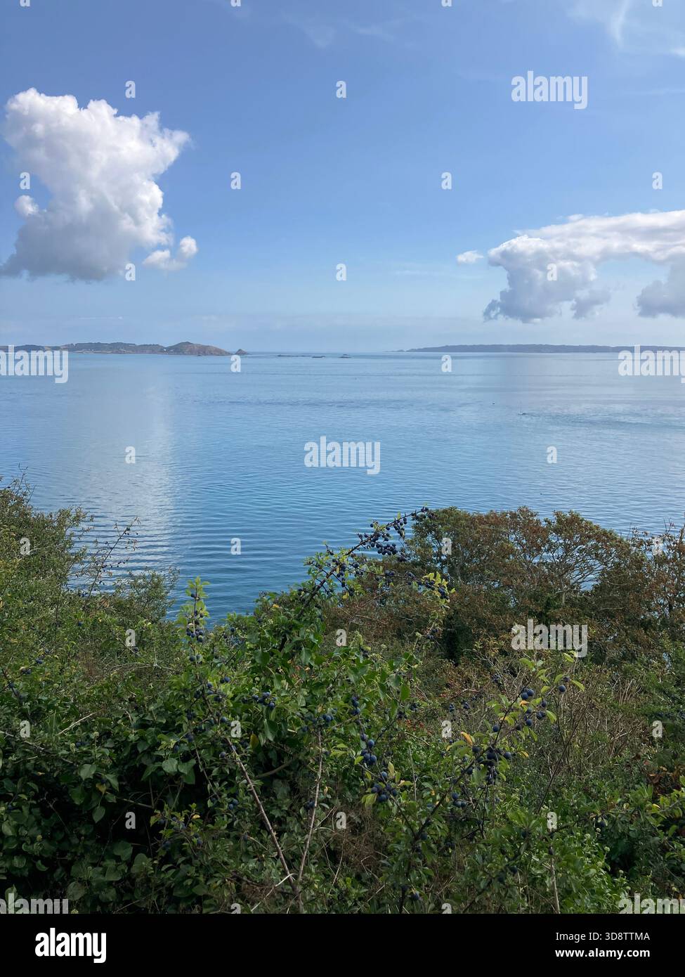 Îles anglo-normandes britanniques. Guernesey. Vue côtière des îles Herm et Sark. Banque D'Images
