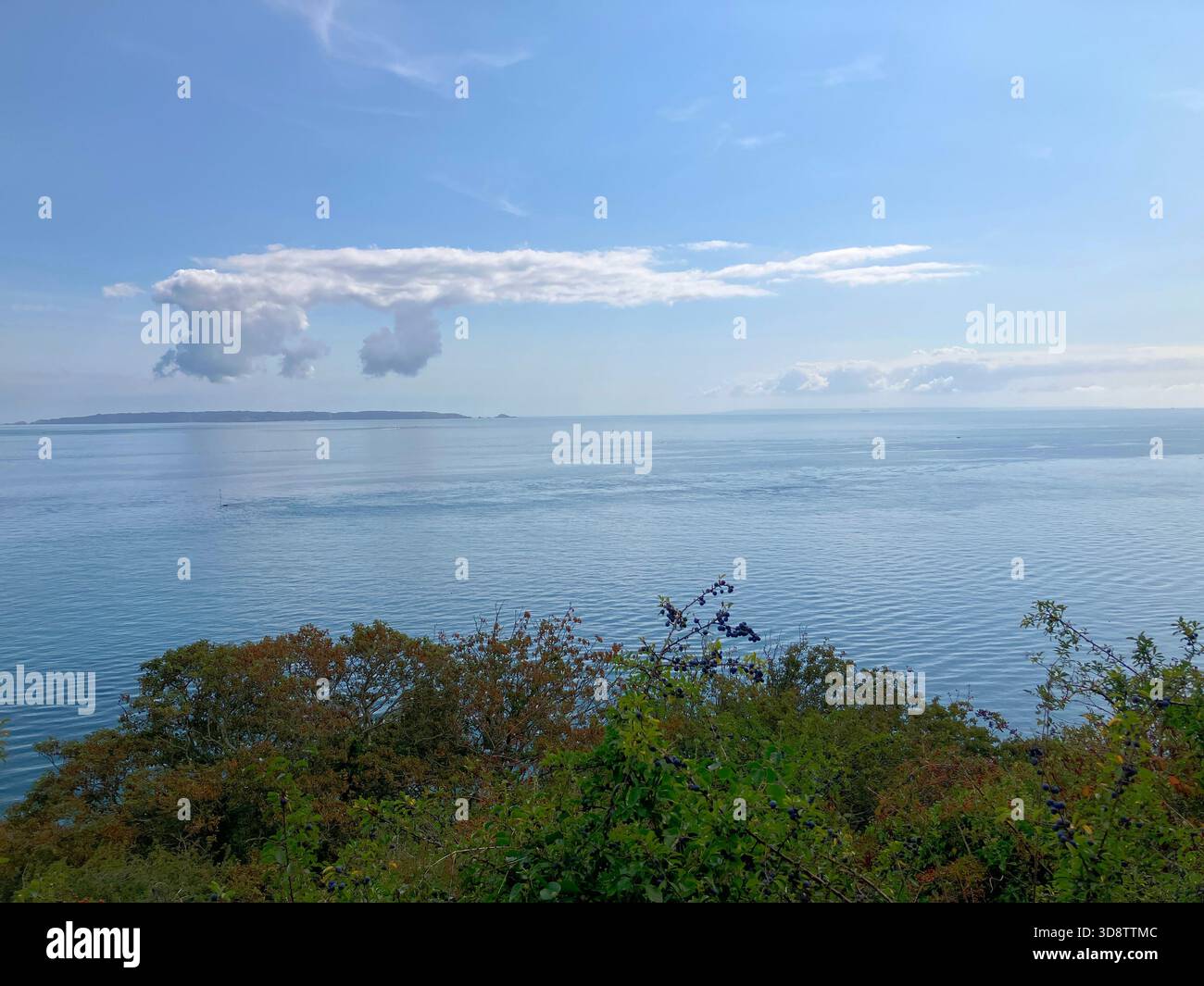 Îles anglo-normandes britanniques. Guernesey. Vue au large de l'horizon de la côte avec Sark Island. Banque D'Images