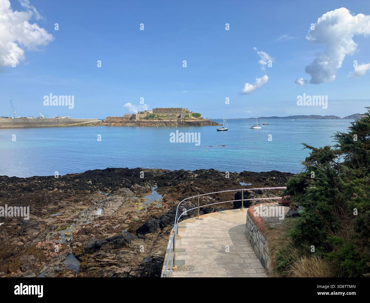 Îles anglo-normandes britanniques. Guernesey. St Peter Port. Vue sur le château de Cornet et l'île Herm depuis la promenade de la Vallette. Banque D'Images