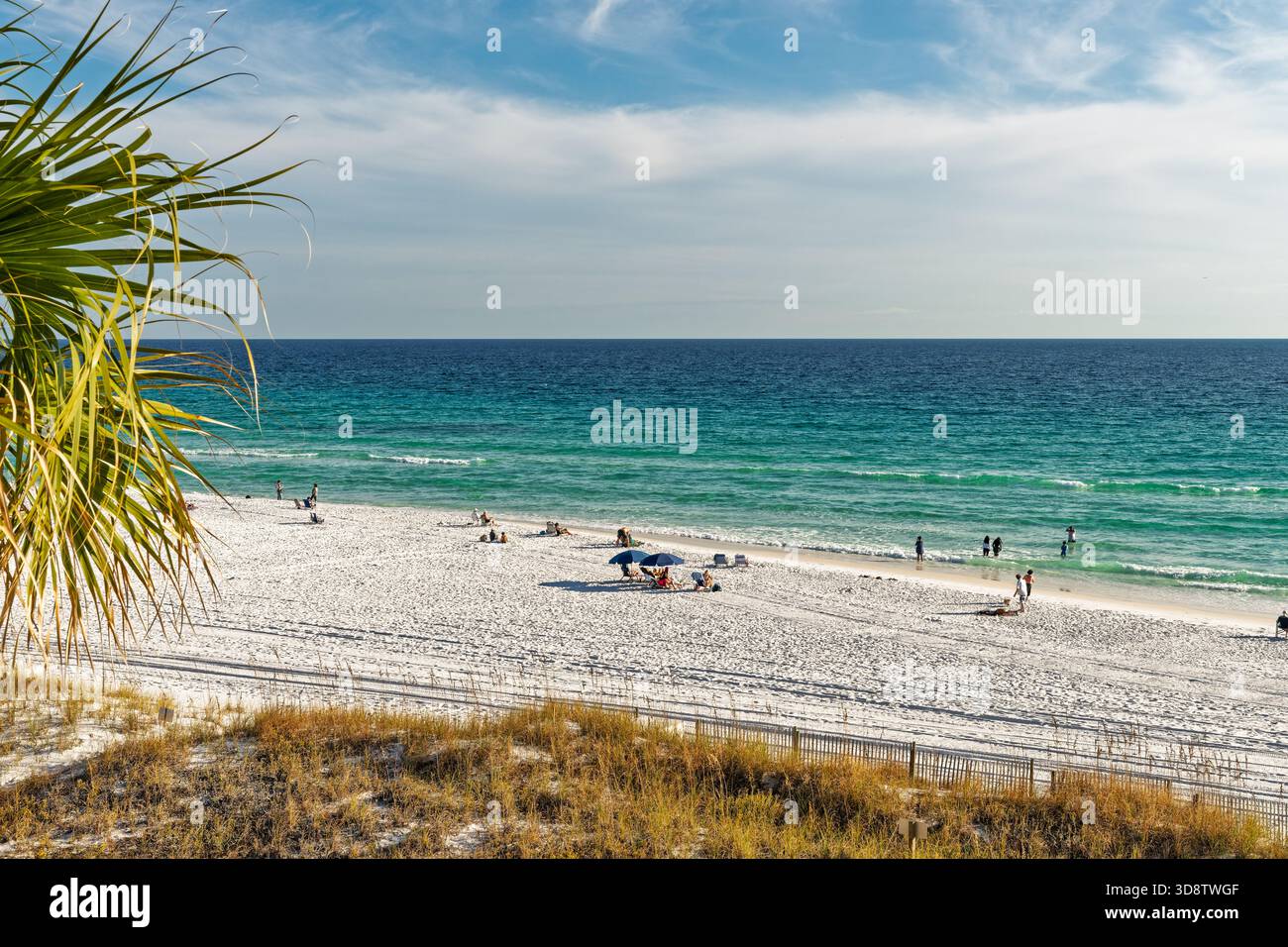 Les familles se détendent sur le sable blanc d'une plage de la côte du golfe d'Amérique sur Miramar Beach près de destin Florida, États-Unis. Banque D'Images