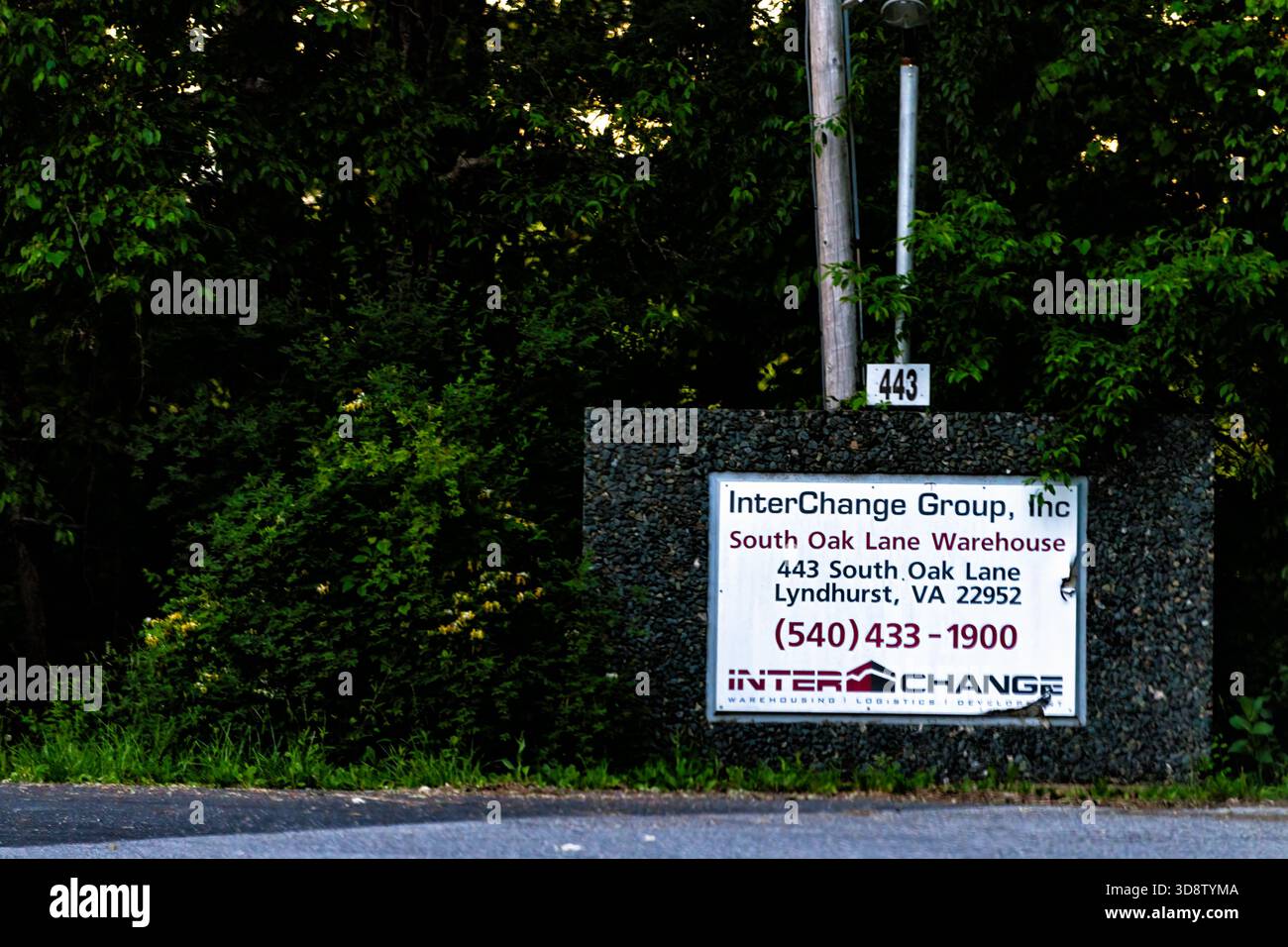 Lyndhurst, États-Unis - 19 mai 2025 : route MT Torrey la nuit en Virginie avec publicité pour Interchange Group inc Banque D'Images