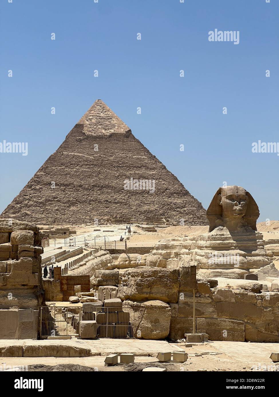 La Grande Pyramide de Gizeh et le Grand Sphinx sous un ciel bleu clair, plateau de Gizeh, Egypte. - Image de stock capturée avec un smartphone