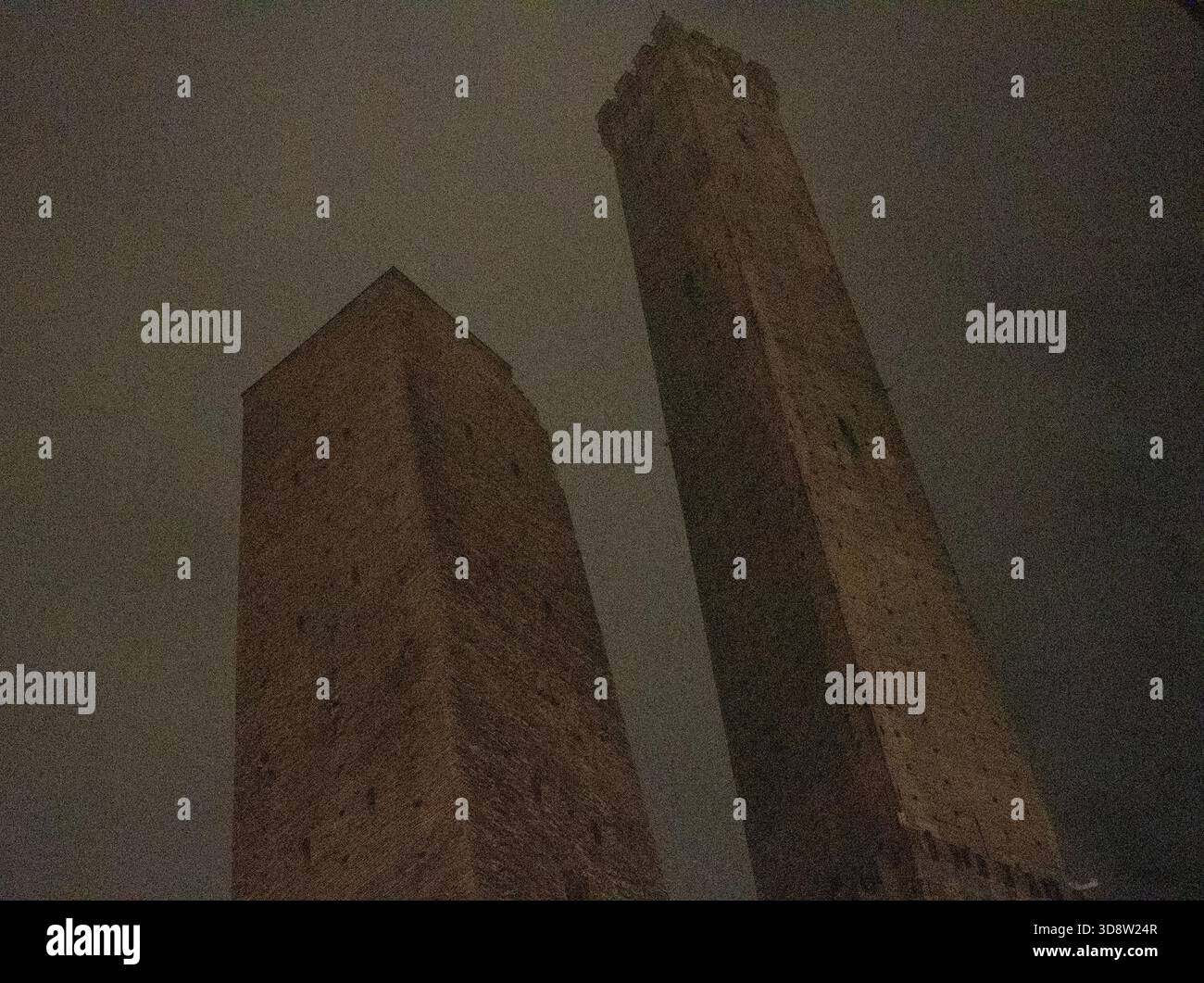 Les deux tours de Bologne une ville de plus de 100 avant la seconde Guerre mondiale a laissé environ 30.la tour Garisenda penche plus que Pise, l'Asenelli est le plus haut. Banque D'Images
