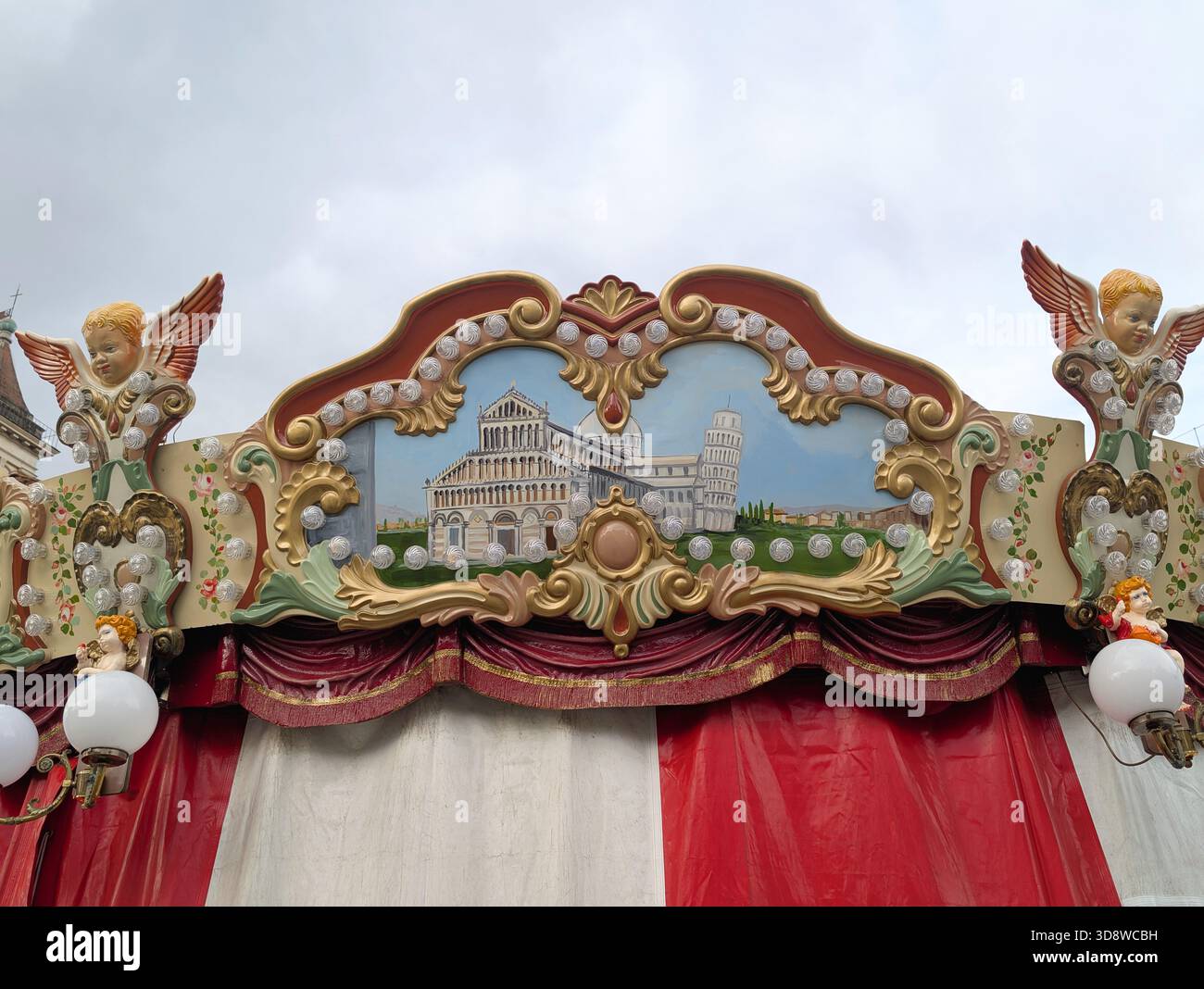Cathédrale et tour de Pise peintes sur un panneau décoré dans un parc d'attractions. Banque D'Images