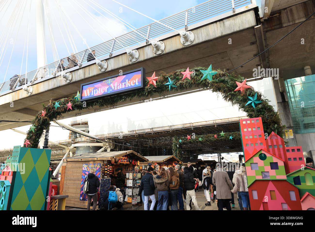 Le Southbank près de la Tamise occupé à Noël sous le soleil d'hiver, Londres, Royaume-Uni Banque D'Images