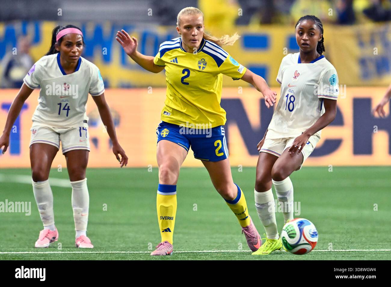 Stockholm, Suède. 02 décembre 2025. STOCKHOLM, SUÈDE 20251202Smilla Holmberg, de Suède, oppose les françaises Perle Morroni et Laurina Fazer lors du match pour la médaille de bronze de la Ligue des Nations entre la Suède et la France à la 3Arena mardi soir. Photo : Jonas Ekströmer/TT/Code 10030 ce texte est traduit automatiquement crédit : TT News Agency/Alamy Live News Banque D'Images