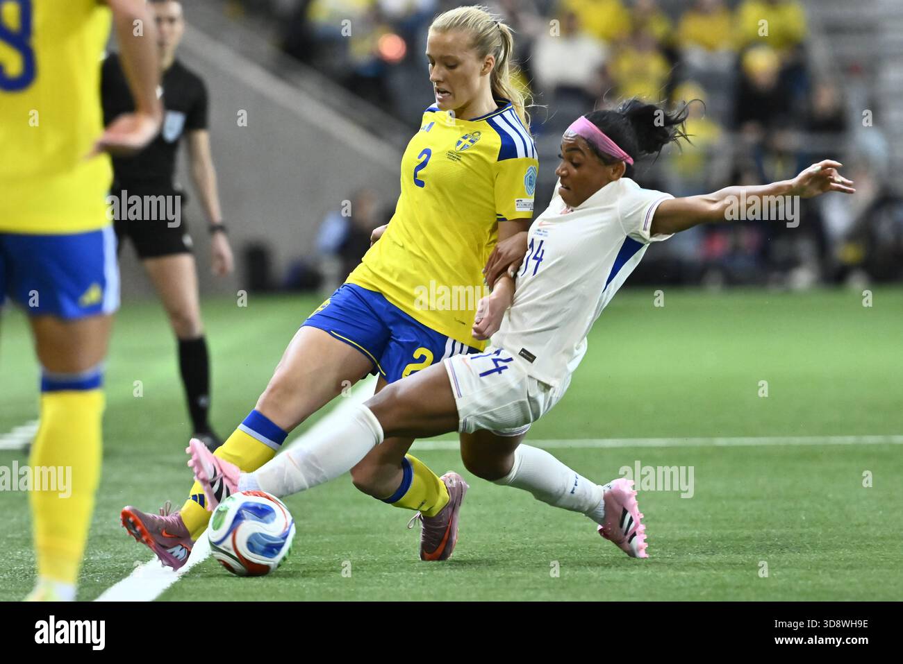 Stockholm, Suède. 02 décembre 2025. STOCKHOLM, SUÈDE 20251202Suédois Smilla Holmberg et Français Perle Morroni lors du match de bronze de la Ligue des Nations entre la Suède et la France à la 3Arena, Stockholm, Suède, le 2 décembre 2025. Photo : Jonas Ekströmer/TT/Code 10030 ce texte est traduit automatiquement crédit : TT News Agency/Alamy Live News Banque D'Images