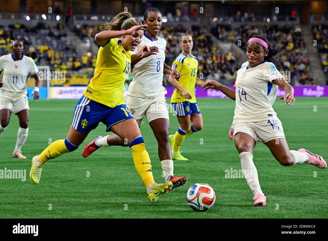 Stockholm, Suède. 02 décembre 2025. STOCKHOLM, SUÈDE 20251202La suédoise Johanna Rytting Kaneryd et la française Perle Morroni lors du match pour la médaille de bronze de la Ligue des Nations entre la Suède et la France à la 3Arena mardi soir. Photo : Jonas Ekströmer/TT/Code 10030 ce texte est traduit automatiquement crédit : TT News Agency/Alamy Live News Banque D'Images