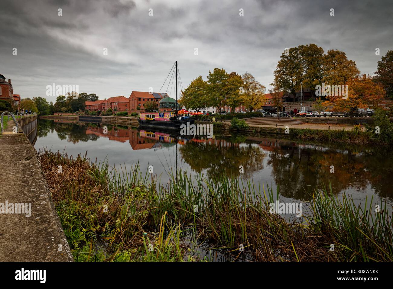 Une scène automnale le long des rives de la rivière Trent dans le centre-ville de Newark, Newark on Trent, Nottinghamshire, Angleterre. Banque D'Images