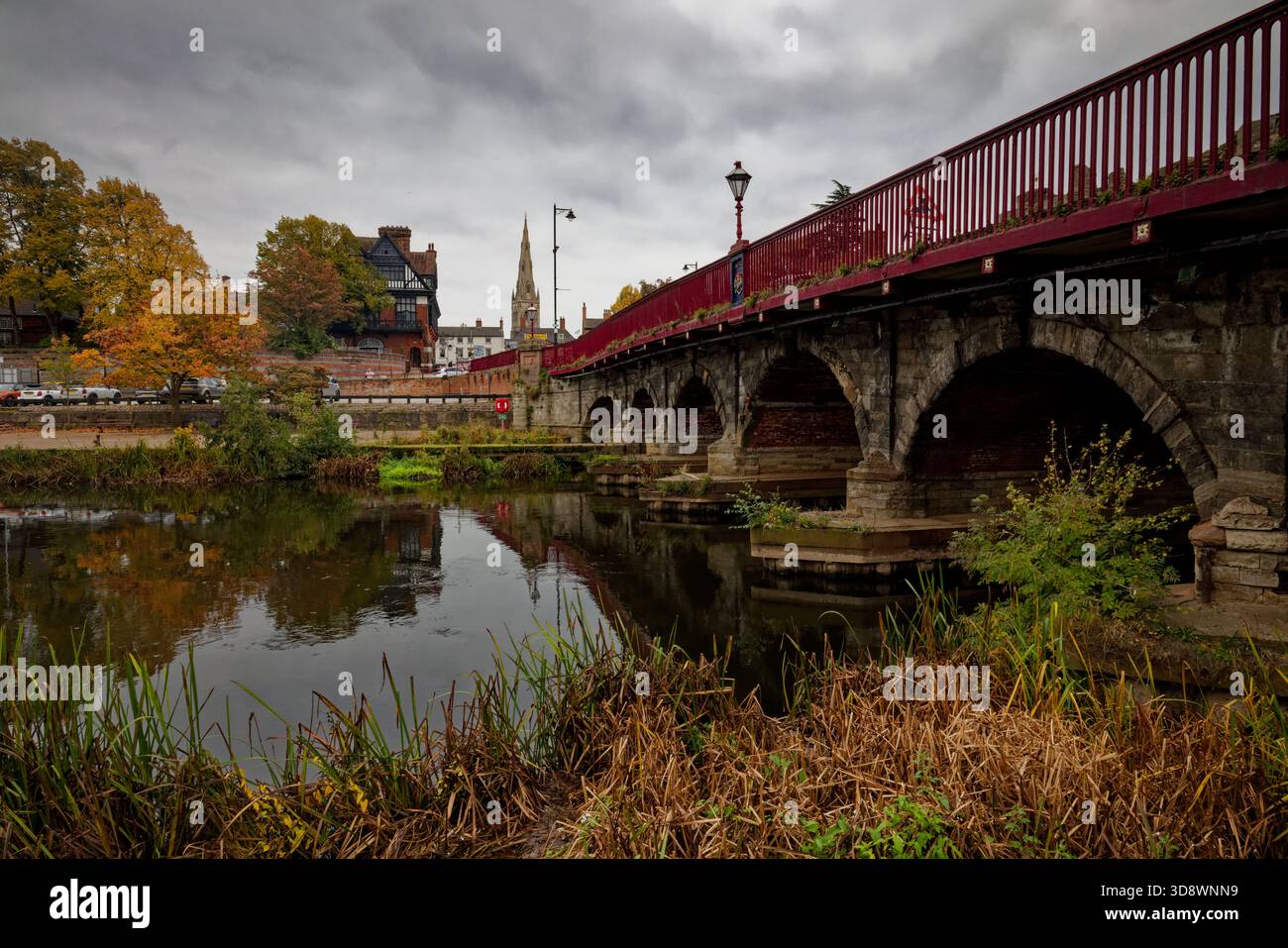 Le pont Trent traverse la rivière Trent vers le centre-ville de Newark avec une flèche d'église en arrière-plan, Newark on Trent, Nottinghamshire, Angleterre. Banque D'Images