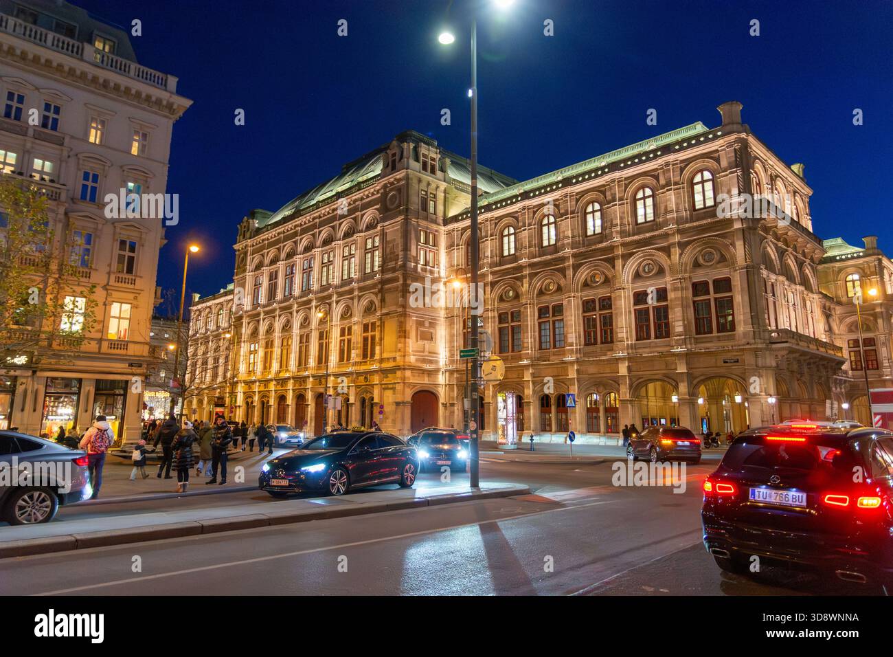 Opéra d'État de Vienne la nuit, célèbre monument culturel. Banque D'Images