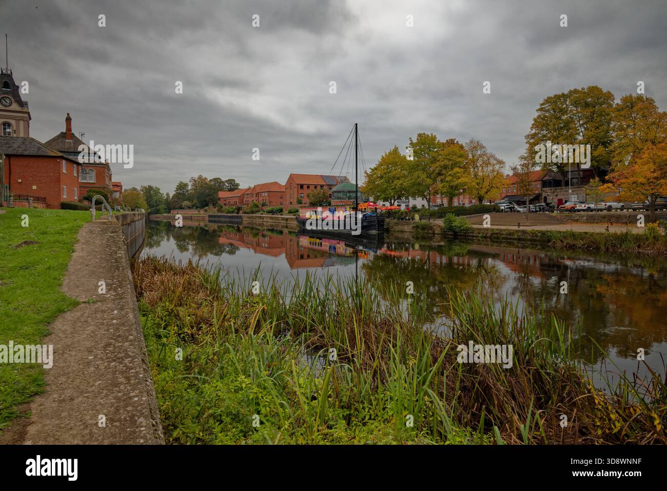 Une scène automnale le long des rives de la rivière Trent dans le centre-ville de Newark, Newark on Trent, Nottinghamshire, Angleterre. Banque D'Images