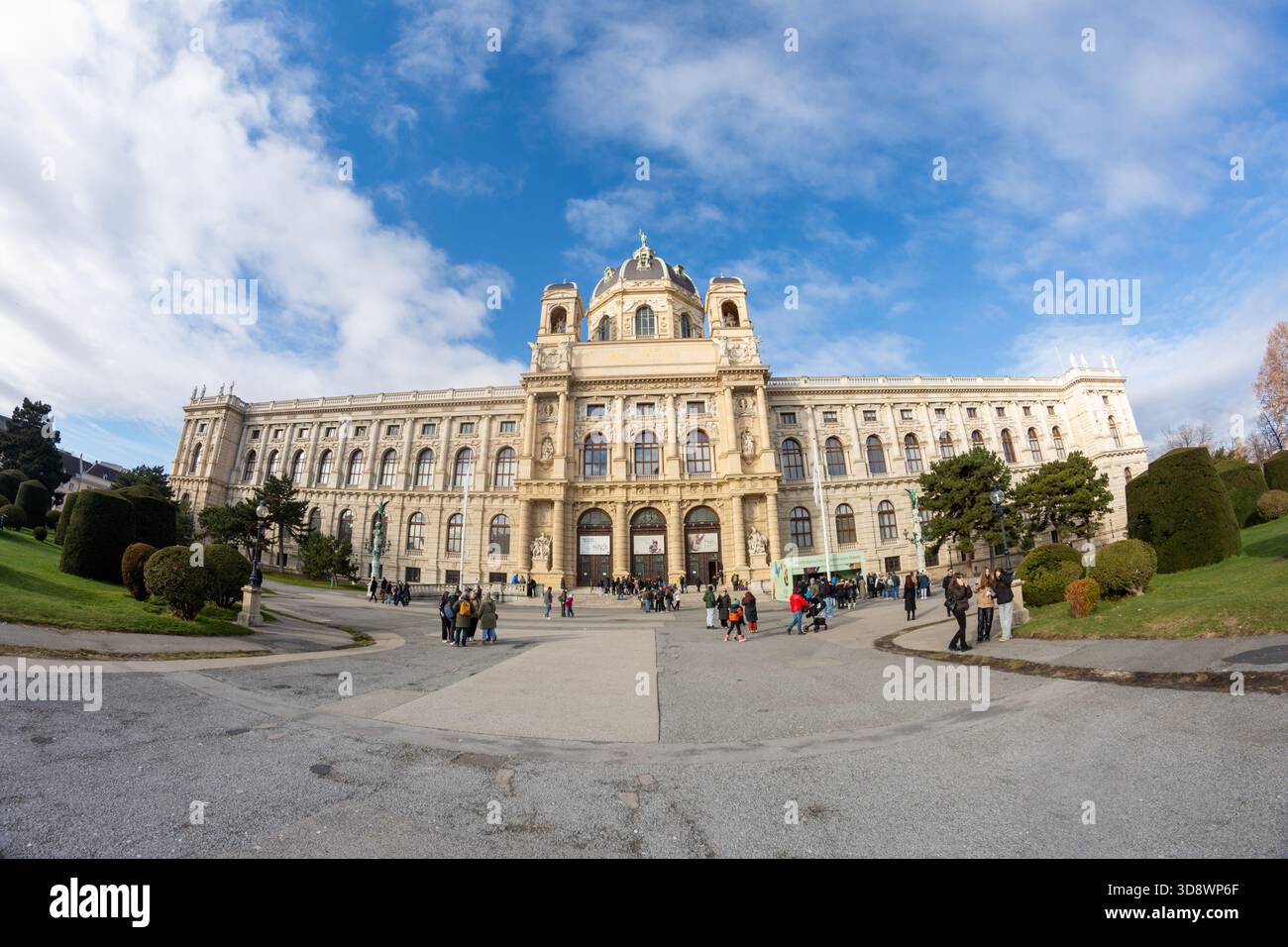Musée d'histoire naturelle (Naturhistorisches Museum) avec vue sur le jardin à Vienne, Autriche. Banque D'Images