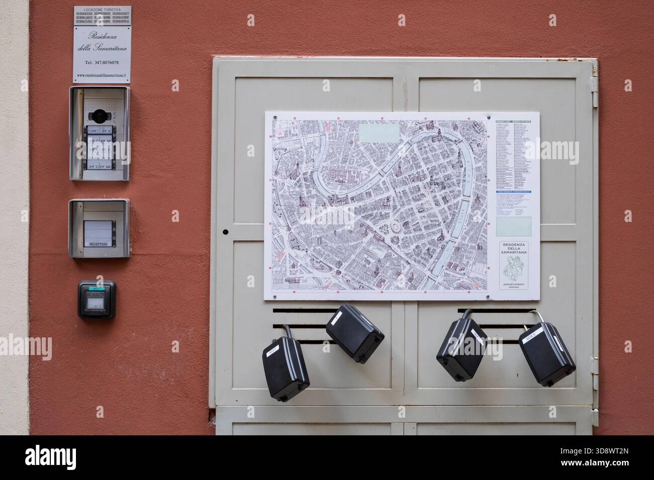 Vérone, Vénétie, Italie. 23 août 2025. Boîtes à clés et carte touristique du centre-ville. À Vérone, le surtourisme est à la fois une affaire et un problème pour inhabi Banque D'Images