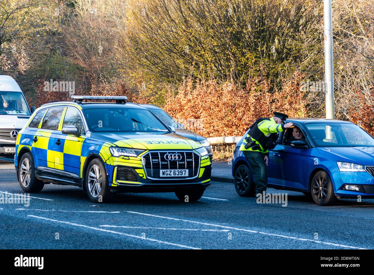 Boire ou boire de la drogue, et vous risquez des vies. C’est l’avertissement brutal du directeur général Sam Donaldson, qui s’est exprimé aujourd’hui mardi 2 décembre à Belfast lors du lancement de la campagne hivernale de lutte contre l’alcool et la drogue menée par les services de police d’Irlande du Nord. « Il n’y a aucune excuse pour conduire avec de l’alcool ou de la drogue », dit-il. « Si vous prenez le volant d’un véhicule après avoir bu ou pris de la drogue, vous vous mettez vous-même et tout le monde en danger. » Le surintendant en chef Donaldson dit qu'une opération de maintien de l'ordre proactive se déroulera à travers l'Irlande du Nord pour augmenter les essais routiers, et wi Banque D'Images