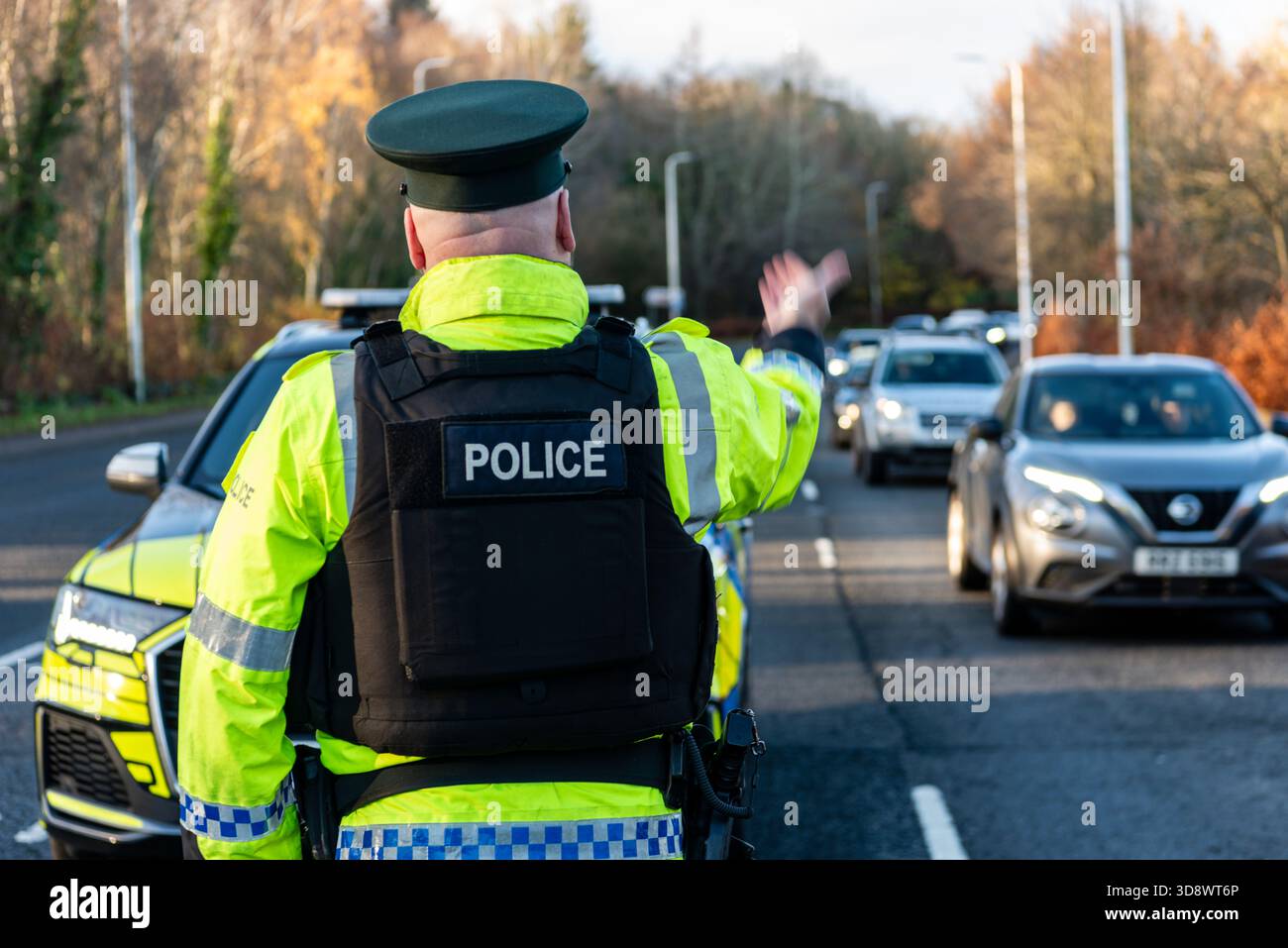 Boire ou boire de la drogue, et vous risquez des vies. C’est l’avertissement brutal du directeur général Sam Donaldson, qui s’est exprimé aujourd’hui mardi 2 décembre à Belfast lors du lancement de la campagne hivernale de lutte contre l’alcool et la drogue menée par les services de police d’Irlande du Nord. « Il n’y a aucune excuse pour conduire avec de l’alcool ou de la drogue », dit-il. « Si vous prenez le volant d’un véhicule après avoir bu ou pris de la drogue, vous vous mettez vous-même et tout le monde en danger. » Le surintendant en chef Donaldson dit qu'une opération de maintien de l'ordre proactive se déroulera à travers l'Irlande du Nord pour augmenter les essais routiers, et wi Banque D'Images