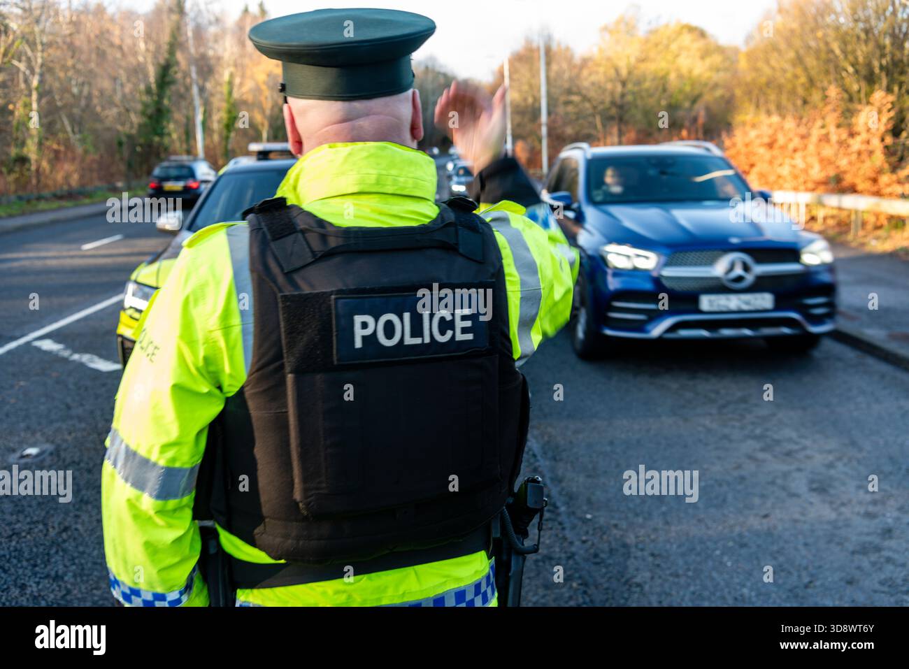 Boire ou boire de la drogue, et vous risquez des vies. C’est l’avertissement brutal du directeur général Sam Donaldson, qui s’est exprimé aujourd’hui mardi 2 décembre à Belfast lors du lancement de la campagne hivernale de lutte contre l’alcool et la drogue menée par les services de police d’Irlande du Nord. « Il n’y a aucune excuse pour conduire avec de l’alcool ou de la drogue », dit-il. « Si vous prenez le volant d’un véhicule après avoir bu ou pris de la drogue, vous vous mettez vous-même et tout le monde en danger. » Le surintendant en chef Donaldson dit qu'une opération de maintien de l'ordre proactive se déroulera à travers l'Irlande du Nord pour augmenter les essais routiers, et wi Banque D'Images