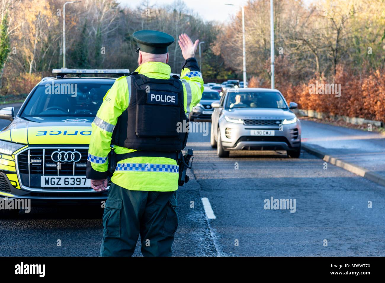Boire ou boire de la drogue, et vous risquez des vies. C’est l’avertissement brutal du directeur général Sam Donaldson, qui s’est exprimé aujourd’hui mardi 2 décembre à Belfast lors du lancement de la campagne hivernale de lutte contre l’alcool et la drogue menée par les services de police d’Irlande du Nord. « Il n’y a aucune excuse pour conduire avec de l’alcool ou de la drogue », dit-il. « Si vous prenez le volant d’un véhicule après avoir bu ou pris de la drogue, vous vous mettez vous-même et tout le monde en danger. » Le surintendant en chef Donaldson dit qu'une opération de maintien de l'ordre proactive se déroulera à travers l'Irlande du Nord pour augmenter les essais routiers, et wi Banque D'Images