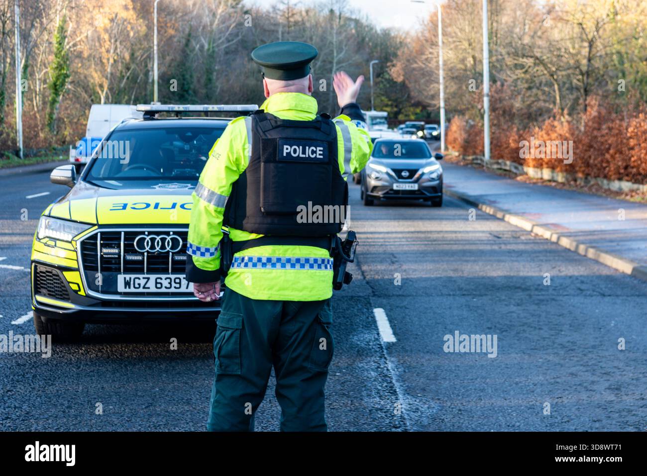 Boire ou boire de la drogue, et vous risquez des vies. C’est l’avertissement brutal du directeur général Sam Donaldson, qui s’est exprimé aujourd’hui mardi 2 décembre à Belfast lors du lancement de la campagne hivernale de lutte contre l’alcool et la drogue menée par les services de police d’Irlande du Nord. « Il n’y a aucune excuse pour conduire avec de l’alcool ou de la drogue », dit-il. « Si vous prenez le volant d’un véhicule après avoir bu ou pris de la drogue, vous vous mettez vous-même et tout le monde en danger. » Le surintendant en chef Donaldson dit qu'une opération de maintien de l'ordre proactive se déroulera à travers l'Irlande du Nord pour augmenter les essais routiers, et wi Banque D'Images