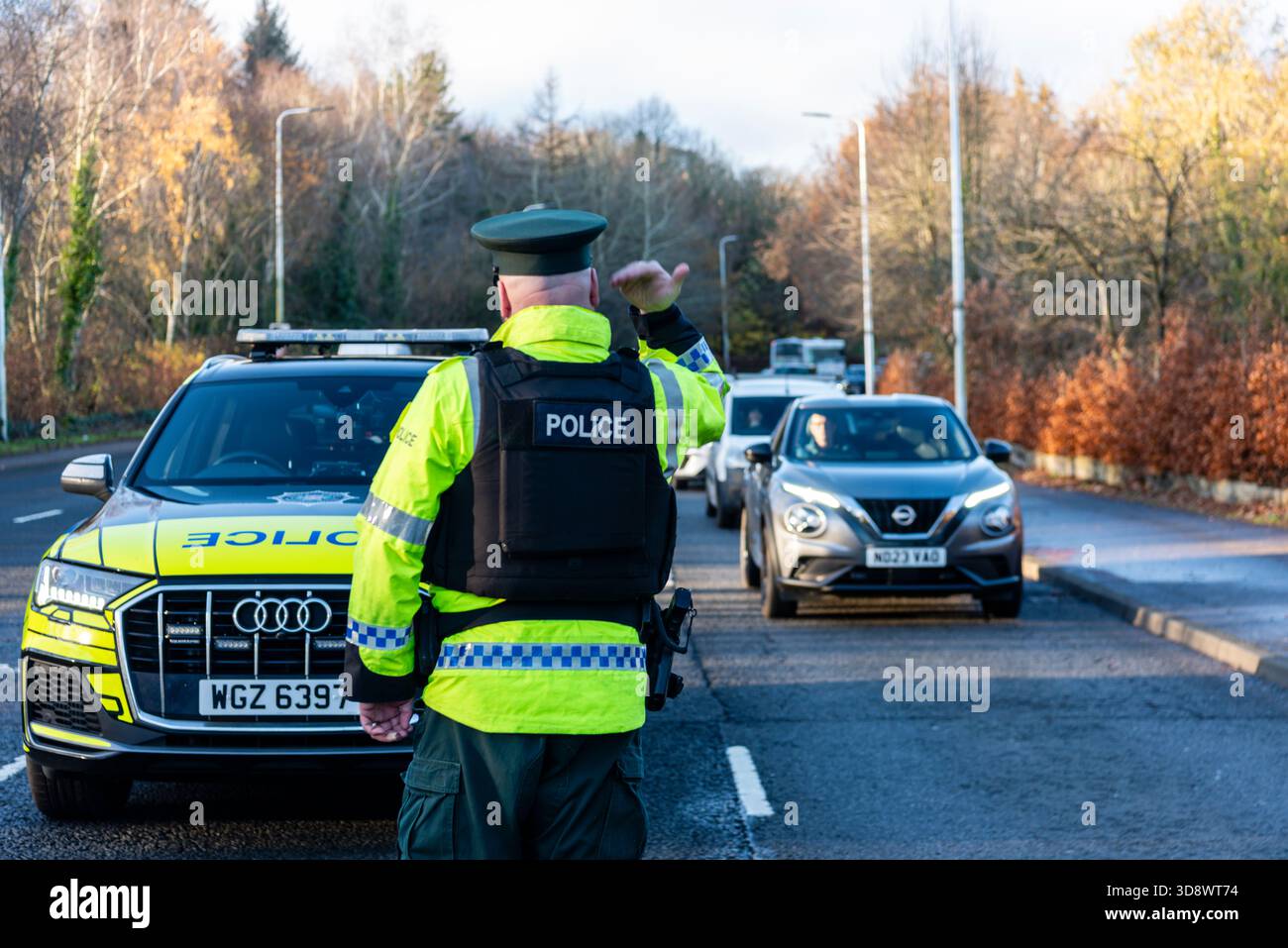 Boire ou boire de la drogue, et vous risquez des vies. C’est l’avertissement brutal du directeur général Sam Donaldson, qui s’est exprimé aujourd’hui mardi 2 décembre à Belfast lors du lancement de la campagne hivernale de lutte contre l’alcool et la drogue menée par les services de police d’Irlande du Nord. « Il n’y a aucune excuse pour conduire avec de l’alcool ou de la drogue », dit-il. « Si vous prenez le volant d’un véhicule après avoir bu ou pris de la drogue, vous vous mettez vous-même et tout le monde en danger. » Le surintendant en chef Donaldson dit qu'une opération de maintien de l'ordre proactive se déroulera à travers l'Irlande du Nord pour augmenter les essais routiers, et wi Banque D'Images