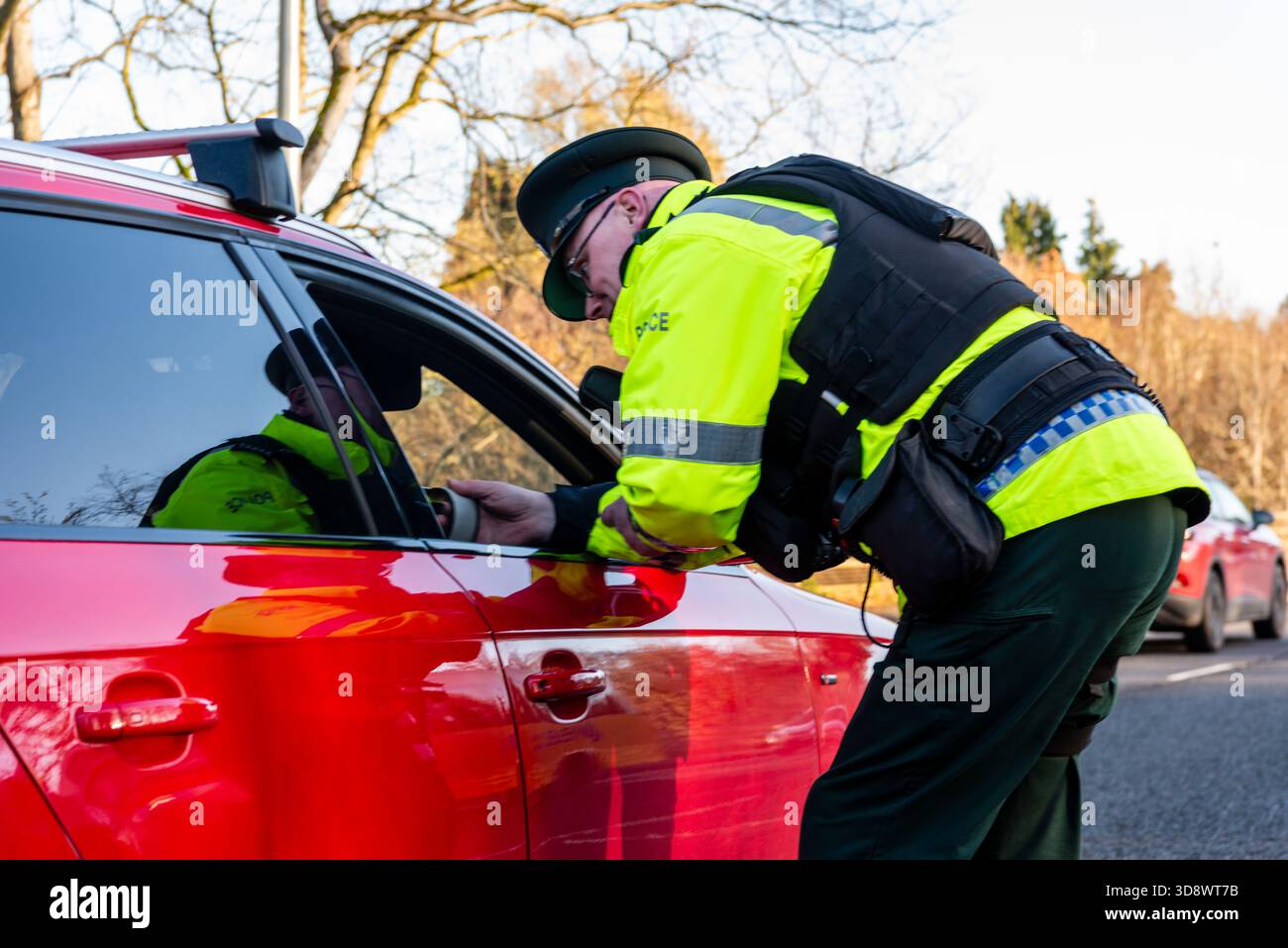 Boire ou boire de la drogue, et vous risquez des vies. C’est l’avertissement brutal du directeur général Sam Donaldson, qui s’est exprimé aujourd’hui mardi 2 décembre à Belfast lors du lancement de la campagne hivernale de lutte contre l’alcool et la drogue menée par les services de police d’Irlande du Nord. « Il n’y a aucune excuse pour conduire avec de l’alcool ou de la drogue », dit-il. « Si vous prenez le volant d’un véhicule après avoir bu ou pris de la drogue, vous vous mettez vous-même et tout le monde en danger. » Le surintendant en chef Donaldson dit qu'une opération de maintien de l'ordre proactive se déroulera à travers l'Irlande du Nord pour augmenter les essais routiers, et wi Banque D'Images