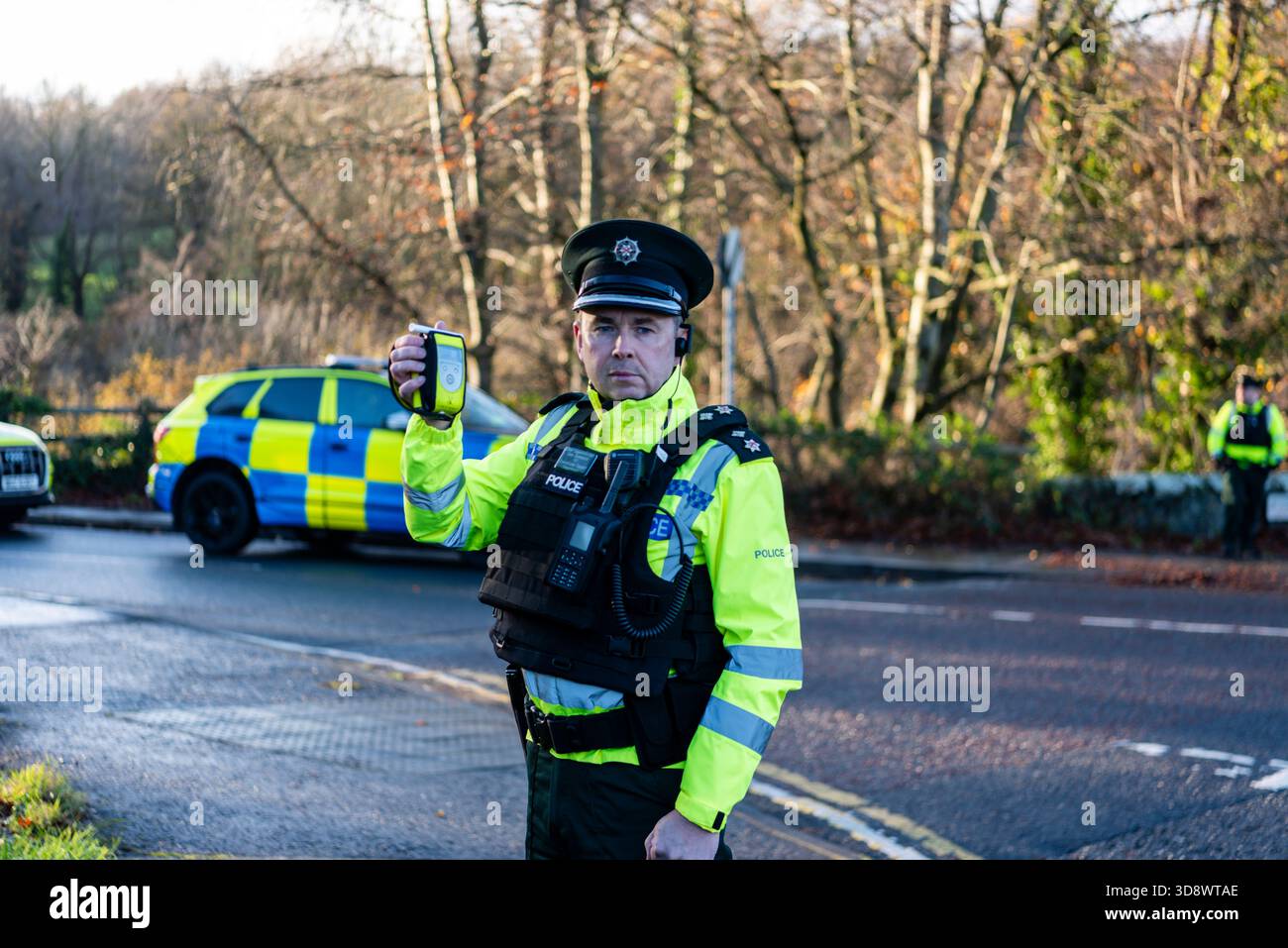 Boire ou boire de la drogue, et vous risquez des vies. C’est l’avertissement brutal du directeur général Sam Donaldson, qui s’est exprimé aujourd’hui mardi 2 décembre à Belfast lors du lancement de la campagne hivernale de lutte contre l’alcool et la drogue menée par les services de police d’Irlande du Nord. « Il n’y a aucune excuse pour conduire avec de l’alcool ou de la drogue », dit-il. « Si vous prenez le volant d’un véhicule après avoir bu ou pris de la drogue, vous vous mettez vous-même et tout le monde en danger. » Le surintendant en chef Donaldson dit qu'une opération de maintien de l'ordre proactive se déroulera à travers l'Irlande du Nord pour augmenter les essais routiers, et wi Banque D'Images