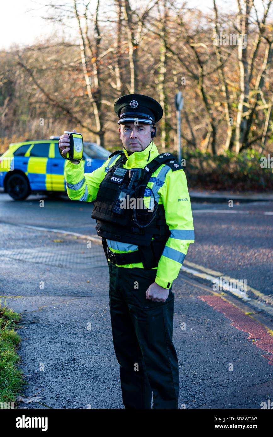 Boire ou boire de la drogue, et vous risquez des vies. C’est l’avertissement brutal du directeur général Sam Donaldson, qui s’est exprimé aujourd’hui mardi 2 décembre à Belfast lors du lancement de la campagne hivernale de lutte contre l’alcool et la drogue menée par les services de police d’Irlande du Nord. « Il n’y a aucune excuse pour conduire avec de l’alcool ou de la drogue », dit-il. « Si vous prenez le volant d’un véhicule après avoir bu ou pris de la drogue, vous vous mettez vous-même et tout le monde en danger. » Le surintendant en chef Donaldson dit qu'une opération de maintien de l'ordre proactive se déroulera à travers l'Irlande du Nord pour augmenter les essais routiers, et wi Banque D'Images