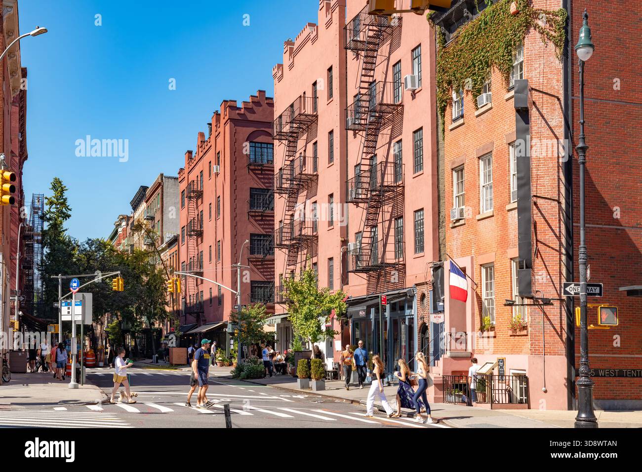 New York, NY, États-Unis - L'atmosphère de quartier détendue et l'architecture historique du célèbre quartier de West Village. Banque D'Images