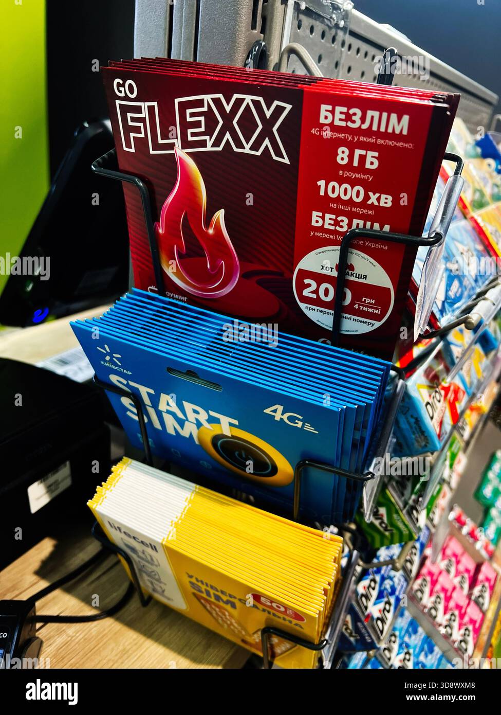 Kiev, Ukraine - 25 octobre 2025 : écrans colorés de cartes SIM avec packs de démarrage 4G dans un magasin de détail. Banque D'Images
