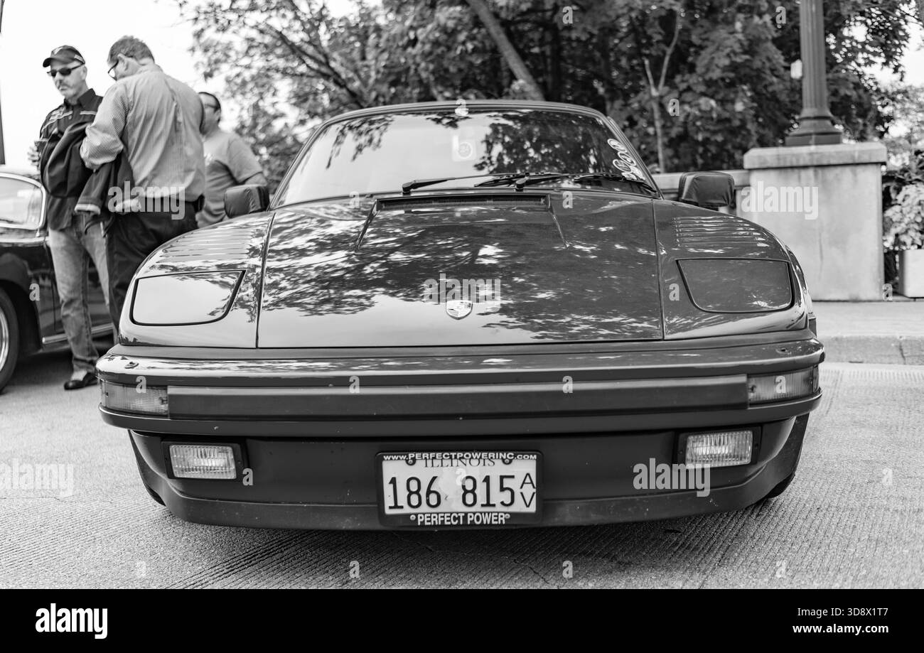 Chicago, Illinois - 29 septembre 2024 : Porsche 930 turbo ou 911 couleur rouge. Porsche 930 turbo ou 911 garé dans la rue. vue de face. Porsche 930 Banque D'Images