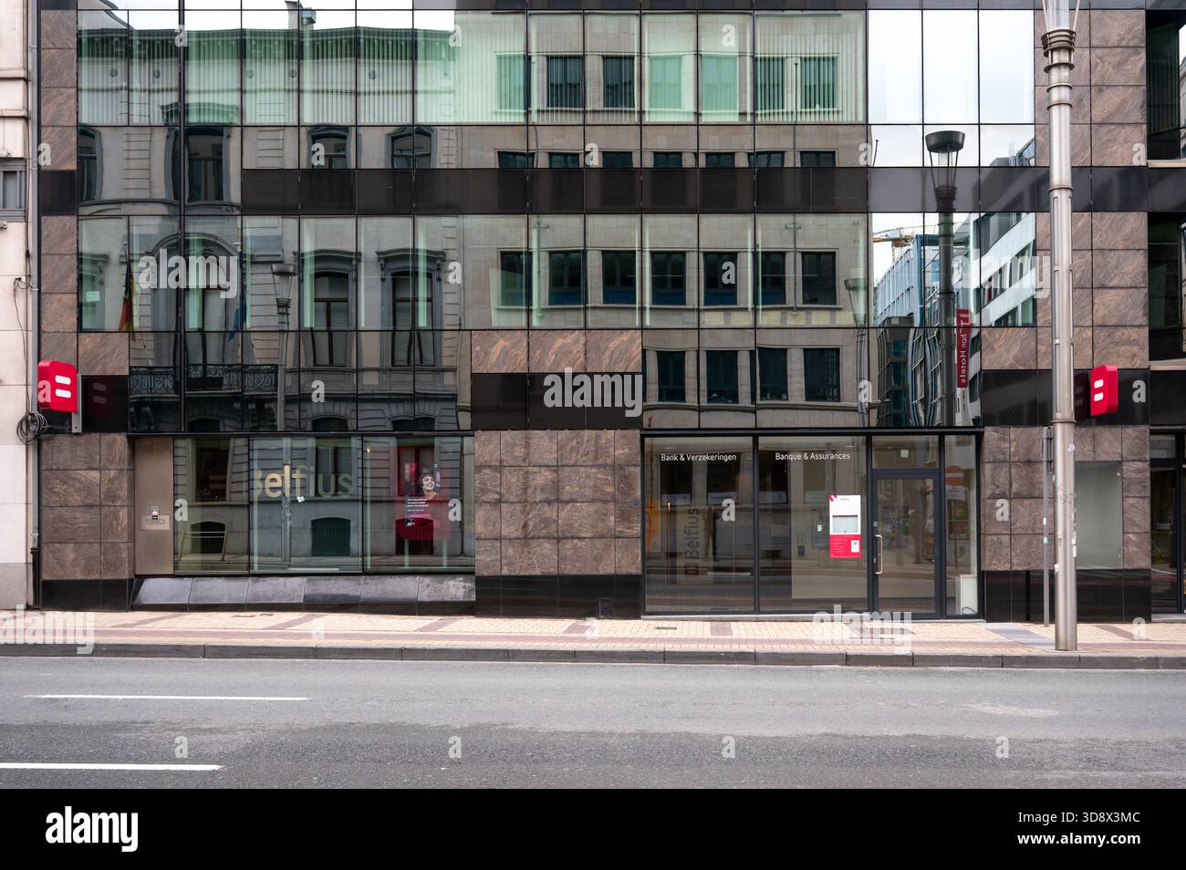 Vue extérieure du grand immeuble de bureaux Belfius Bank sur Wetstraat à Bruxelles, soulignant sa présence en tant qu’institution financière majeure. Le buil Banque D'Images