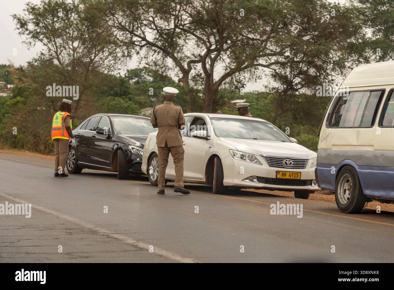 Malawi Afrique australe. 19.11.2025. Les agents de la circulation de la police en uniforme arrêtent les automobilistes au bord de la route au Malawi, en Afrique australe. Banque D'Images