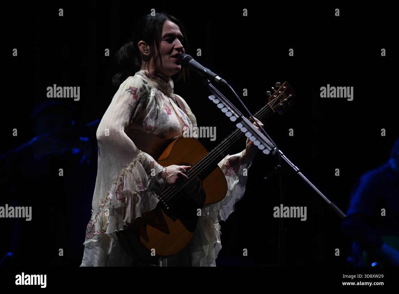 Naples, Italie. 1er décembre 2025. La chanteuse-compositrice italienne Carmen Consoli se produit en concert au Teatro Augusteo de Naples, en Italie, pour son Amuri Luci - Tour 2025. (Photo de Mariano Montella/Pacific Press) crédit : Pacific Press Media production Corp./Alamy Live News Banque D'Images