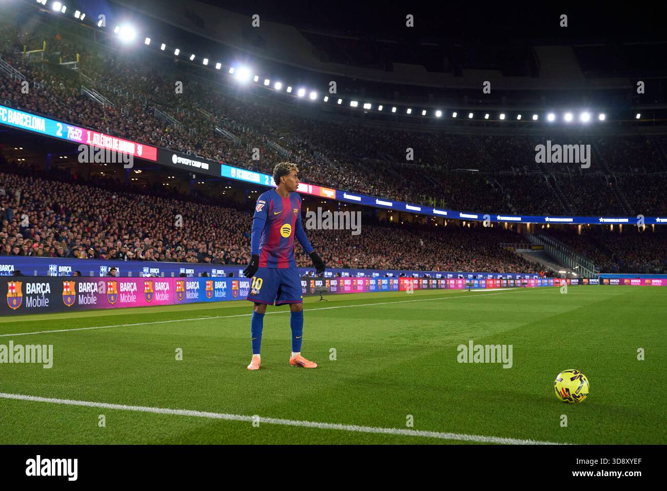Barcelone, Espagne. 03 décembre 2025. BARCELONE, ESPAGNE - 02 DÉCEMBRE : Lamine Yamal du FC Barcelone regarde pendant le match LaLiga EA Sports entre le FC Barcelone et l'Atletico de Madrid au Spotify Camp Nou le 02 décembre 2025 à Barcelone, Espagne. (Photo Gerard Franco/photo Players images/Magara Press) crédit : Magara Press SL/Alamy Live News Banque D'Images