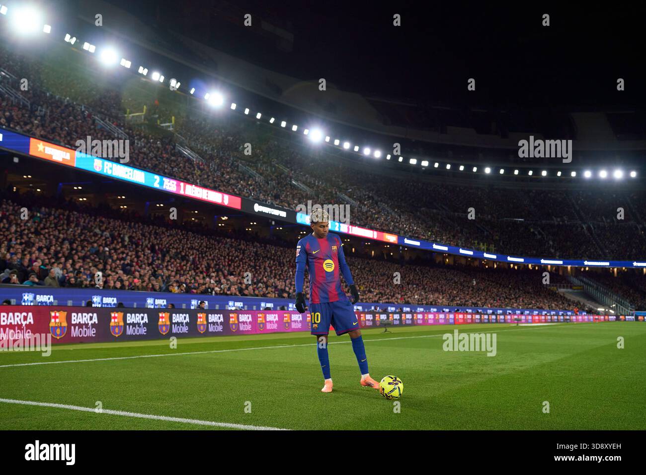 Barcelone, Espagne. 03 décembre 2025. BARCELONE, ESPAGNE - 02 DÉCEMBRE : Lamine Yamal du FC Barcelone regarde pendant le match LaLiga EA Sports entre le FC Barcelone et l'Atletico de Madrid au Spotify Camp Nou le 02 décembre 2025 à Barcelone, Espagne. (Photo Gerard Franco/photo Players images/Magara Press) crédit : Magara Press SL/Alamy Live News Banque D'Images