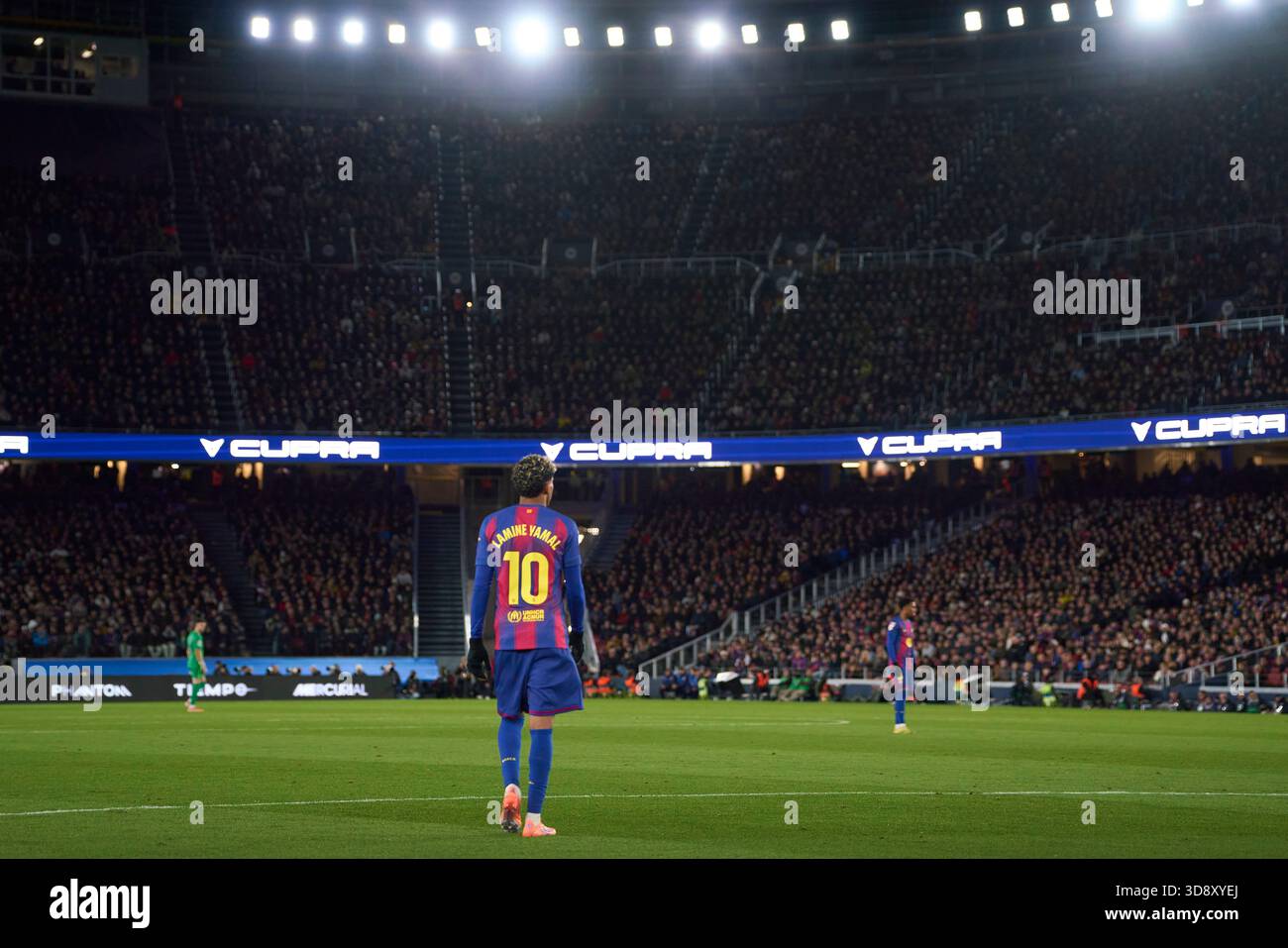 Barcelone, Espagne. 03 décembre 2025. BARCELONE, ESPAGNE - 02 DÉCEMBRE : Lamine Yamal du FC Barcelone regarde pendant le match LaLiga EA Sports entre le FC Barcelone et l'Atletico de Madrid au Spotify Camp Nou le 02 décembre 2025 à Barcelone, Espagne. (Photo Gerard Franco/photo Players images/Magara Press) crédit : Magara Press SL/Alamy Live News Banque D'Images