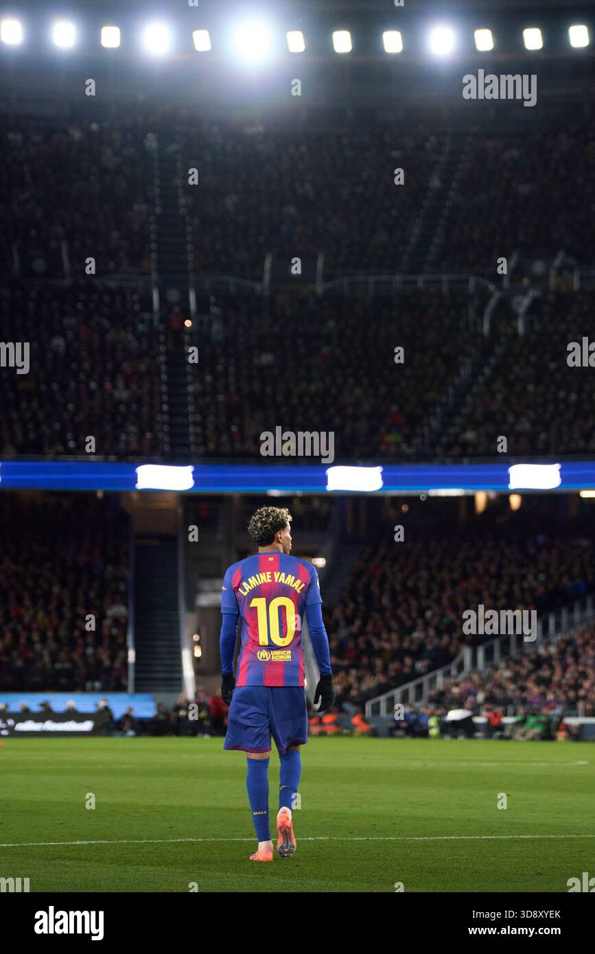 Barcelone, Espagne. 03 décembre 2025. BARCELONE, ESPAGNE - 02 DÉCEMBRE : Lamine Yamal du FC Barcelone regarde pendant le match LaLiga EA Sports entre le FC Barcelone et l'Atletico de Madrid au Spotify Camp Nou le 02 décembre 2025 à Barcelone, Espagne. (Photo Gerard Franco/photo Players images/Magara Press) crédit : Magara Press SL/Alamy Live News Banque D'Images