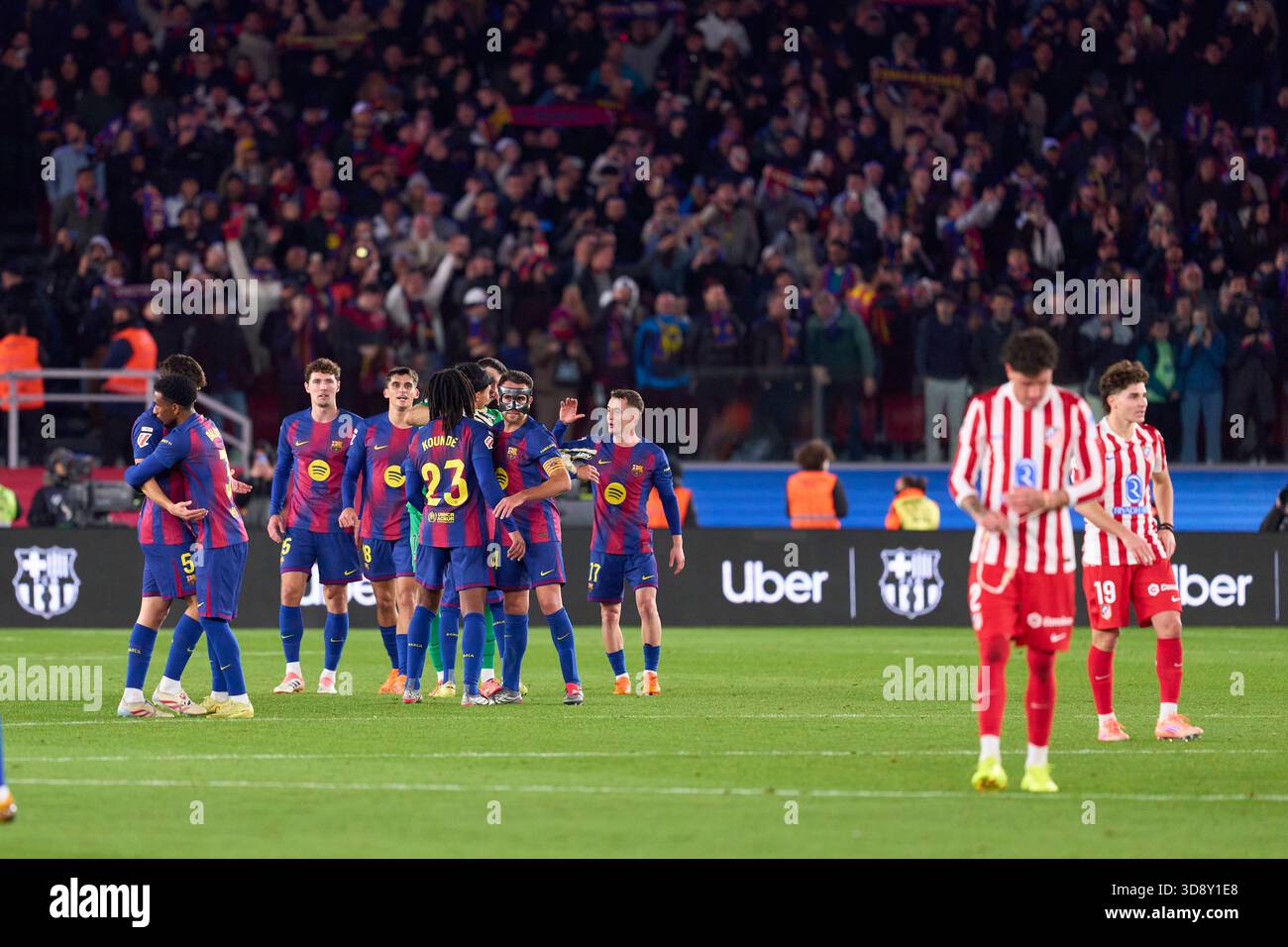 Barcelone, Espagne. 03 décembre 2025. BARCELONE, ESPAGNE - 02 DÉCEMBRE : les joueurs du FC Barcelone célèbrent la victoire après le match LaLiga EA Sports entre le FC Barcelone et l'Atletico de Madrid au Spotify Camp Nou le 02 décembre 2025 à Barcelone, Espagne. (Photo Gerard Franco/photo Players images/Magara Press) crédit : Magara Press SL/Alamy Live News Banque D'Images