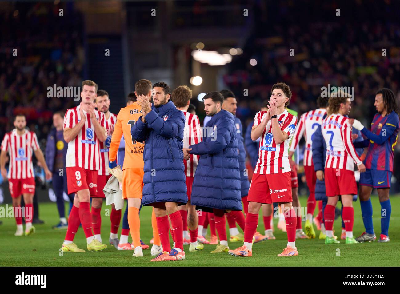 Barcelone, Espagne. 03 décembre 2025. BARCELONE, ESPAGNE - 02 DÉCEMBRE : les joueurs de l'Atletico de Madrid réagissent après le match LaLiga EA Sports entre le FC Barcelone et l'Atletico de Madrid au Spotify Camp Nou le 02 décembre 2025 à Barcelone, Espagne. (Photo Gerard Franco/photo Players images/Magara Press) crédit : Magara Press SL/Alamy Live News Banque D'Images