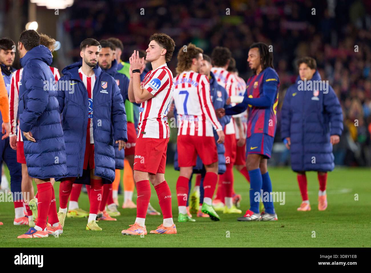 Barcelone, Espagne. 03 décembre 2025. BARCELONE, ESPAGNE - 02 DÉCEMBRE : les joueurs de l'Atletico de Madrid réagissent après le match LaLiga EA Sports entre le FC Barcelone et l'Atletico de Madrid au Spotify Camp Nou le 02 décembre 2025 à Barcelone, Espagne. (Photo Gerard Franco/photo Players images/Magara Press) crédit : Magara Press SL/Alamy Live News Banque D'Images
