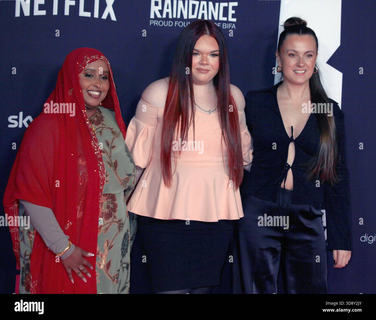 Londres, Royaume-Uni. Idil Ahmed, Tegan-Mia Stanley-Rhoads et Daisy-May Hudson aux 28e British Independent film Awards. Carrefour. 30 novembre 2025. Ref :LMK11-011225-001 Steve Bealing/Landmark Media WWW.LMKMEDIA.COM Banque D'Images