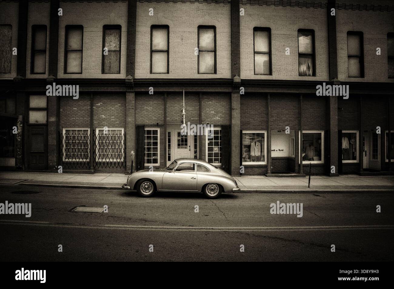 Porsche 365 vintage argenté garé devant un vieux bâtiment dans le ton sépia Banque D'Images