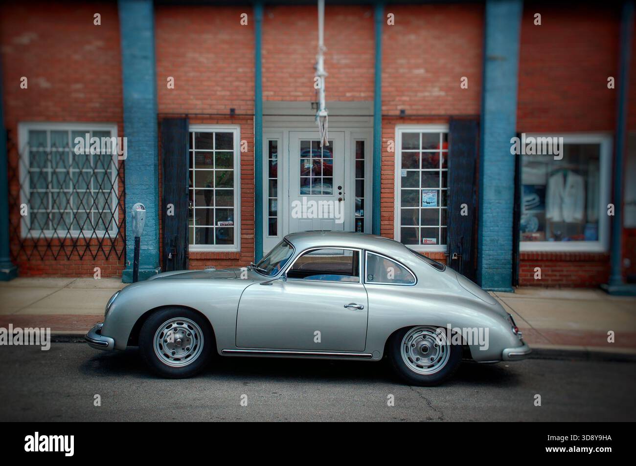 Porsche 365 vintage argenté garé devant un ancien bâtiment Banque D'Images