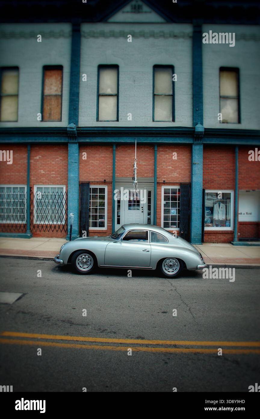 Porsche 365 vintage argenté garé devant un ancien bâtiment Banque D'Images