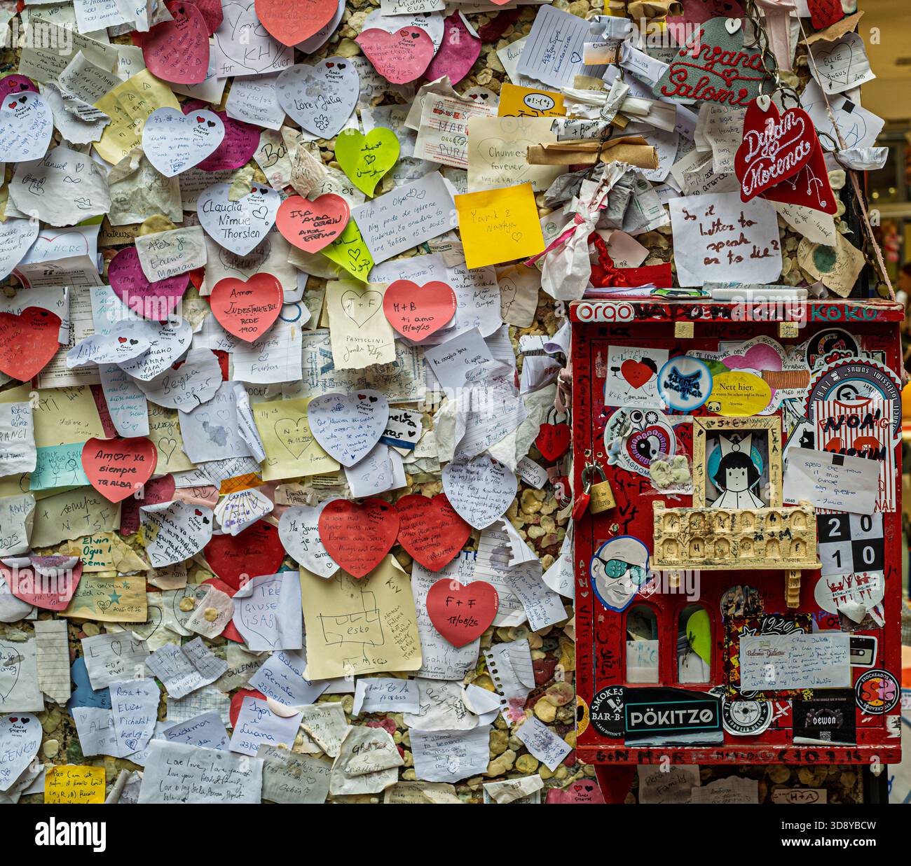Vérone, Vénétie, Italie. 23 août 2025. Le mur où les visiteurs mettent leurs messages au couple fomous de tombés amoureux. Cour de Capuleti h Banque D'Images